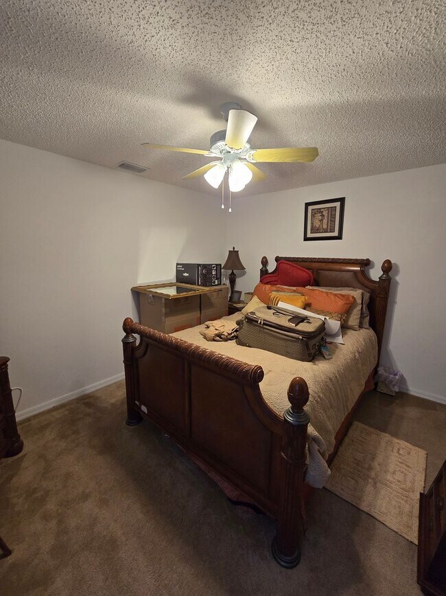 Building Photo - 4 bedrooms, 2 bathrooms, 2 car garage