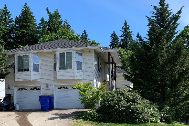 Garage on the left included with rent - 7830 SE 98th Ave