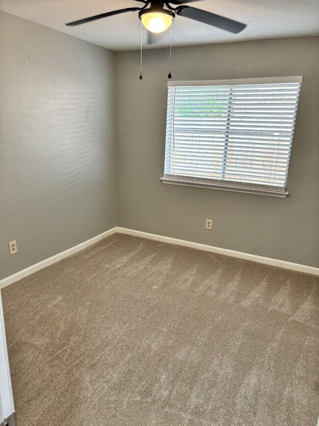 Building Photo - 815 Pebbleshire Dr