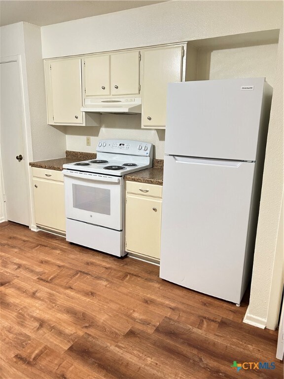 Building Photo - 1051 Country Club Unit G #26 Dr