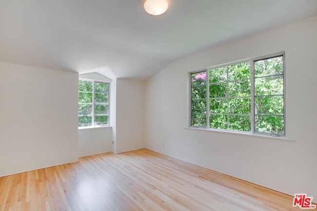 Building Photo - 10309 Chrysanthemum Ln