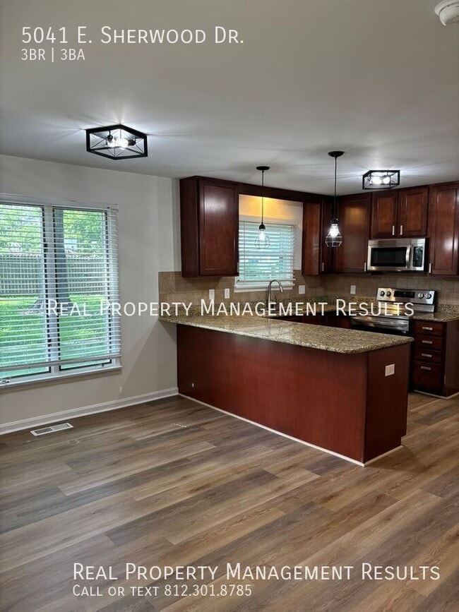 Building Photo - 5041 E Sherwood Dr