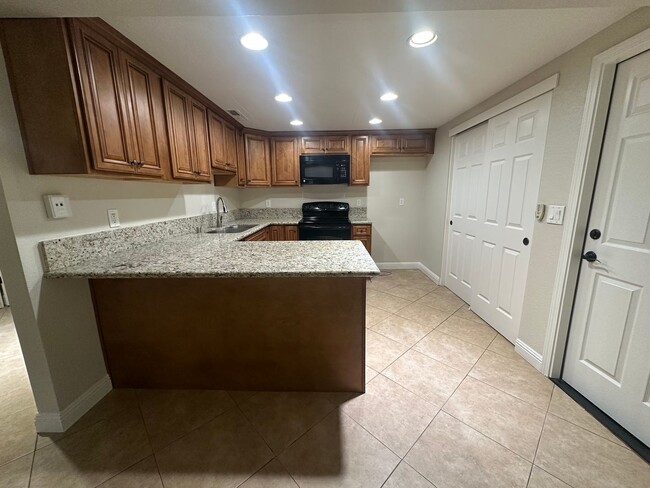 Building Photo - 2 Bedroom 2 Bathroom Updated Duplex with Y...
