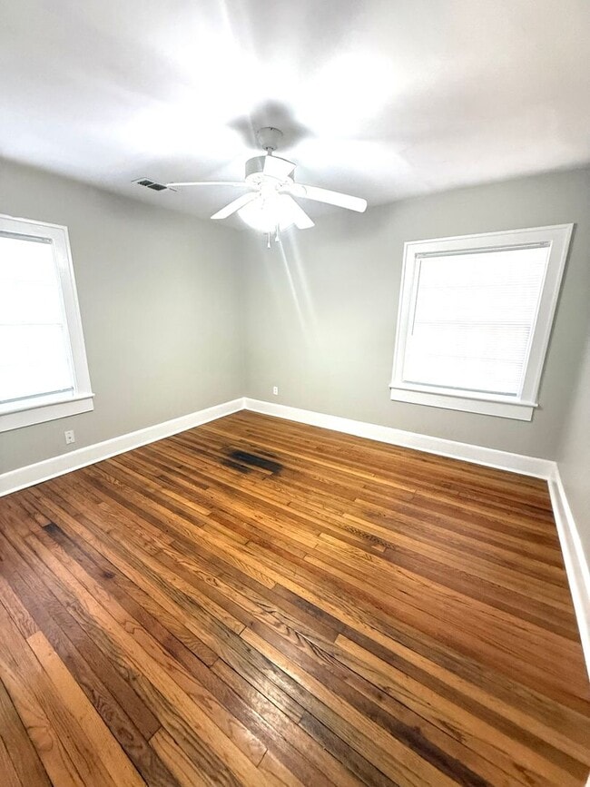 Building Photo - ** 3 Bed 2 Bath Located beside Huntingdon ** Call 334-366-9198 to schedule a self tour