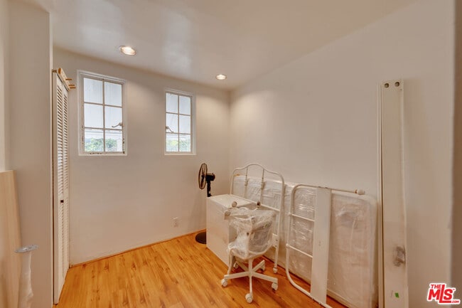 Building Photo - 10870 Wellworth Ave