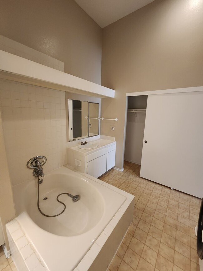 Building Photo - 2 Bedroom Condo in UTC with Garage