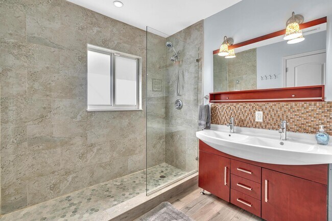 Building Photo - 3204 Beacon St