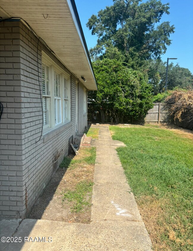 Building Photo - 121 Oak Crest Dr