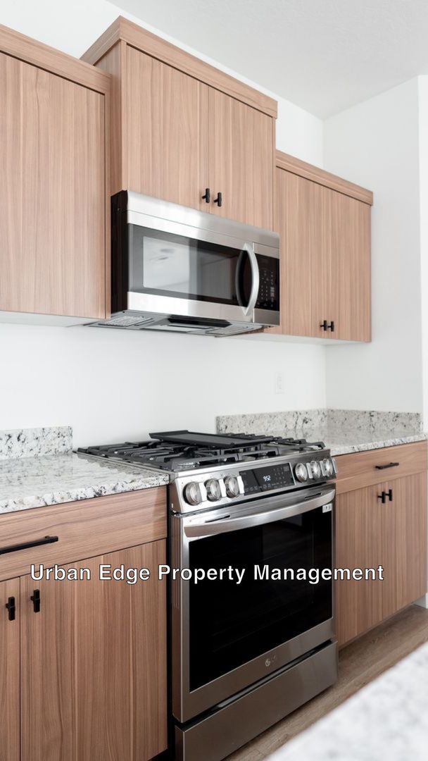 Building Photo - 3 Bedroom 2.5 Bath Newer Row Home!