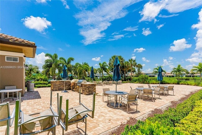 Building Photo - 4400 Hillcrest Dr
