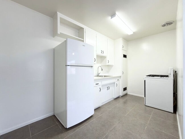 Building Photo - Single level duplex a block to the beach!