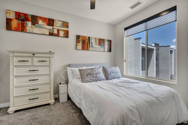 Building Photo - Fully Furnished Modern Townhome with utilities included and flexible lease options available