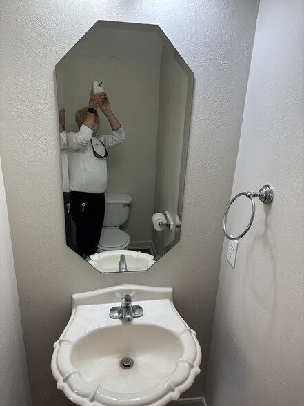 Downstairs powder room - 19110 Saddleville Mills Ln