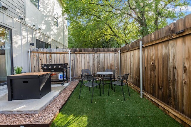 Building Photo - 1811 Webberville Rd