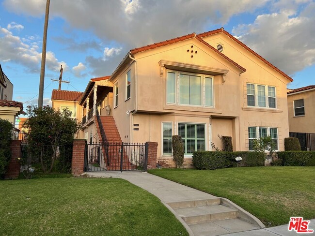 Primary Photo - 4120 S Victoria Ave