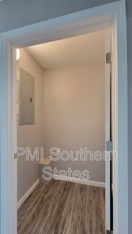 Building Photo - 104 Madison Cir