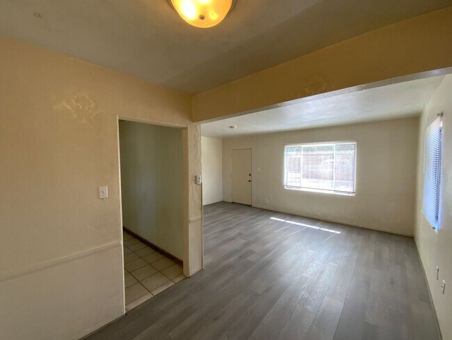 Building Photo - 2 Bedroom Single Story Home Available Near...