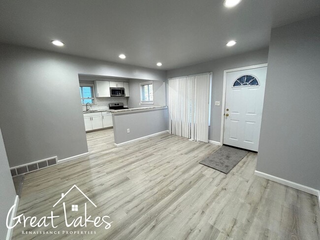 Building Photo - Beautiful 2 Bedroom 1 Bathroom now availab...