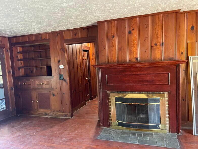 Living room - 35949 Hiawatha Blvd