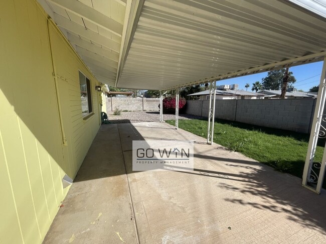 Building Photo - 4 Bed/ 2 Bath - House With Backyard!