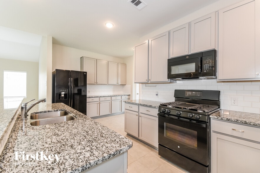 Building Photo - 8020 Quartz Ln
