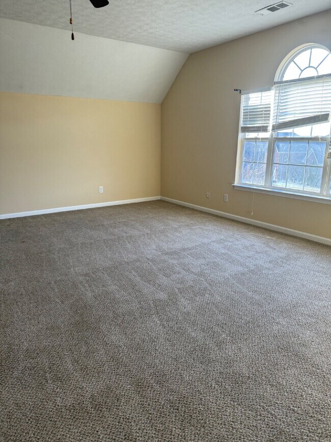 Building Photo - 4 bed/3bth with over 2000 sq ft. In beautiful Hendersonville!!!