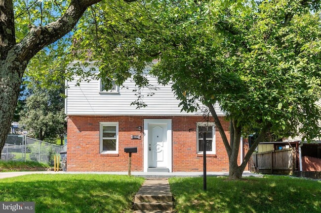 Building Photo - 4816 Woodlawn Dr