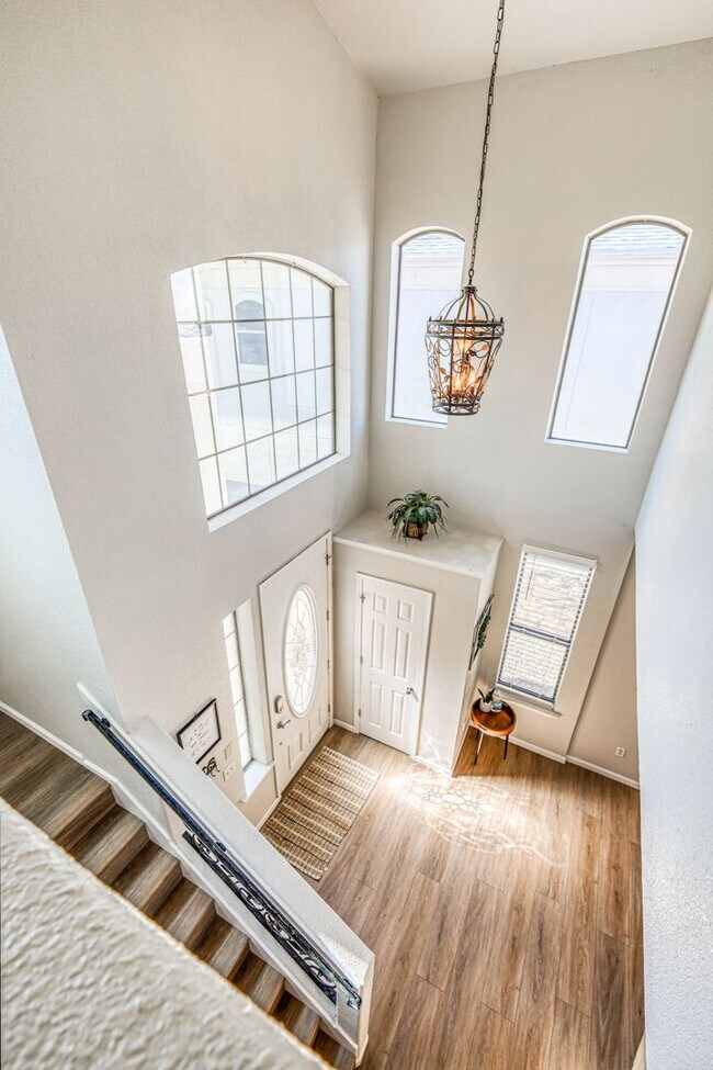 Building Photo - Beautiful Westside home FURNISHED with 4 b...