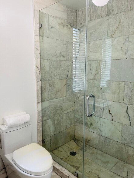 Building Photo - 810 7th St