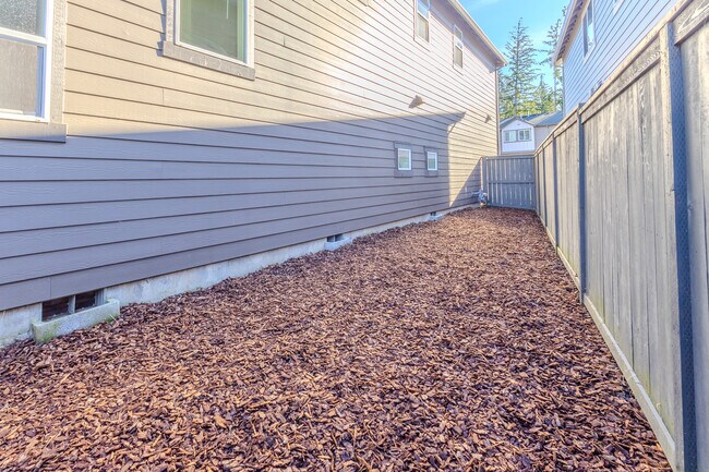 Building Photo - 6280 SE Genrosa St