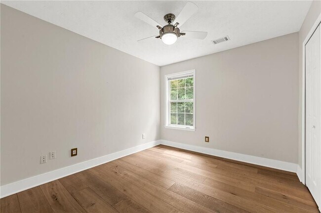 Building Photo - 370 Manor Glen Dr