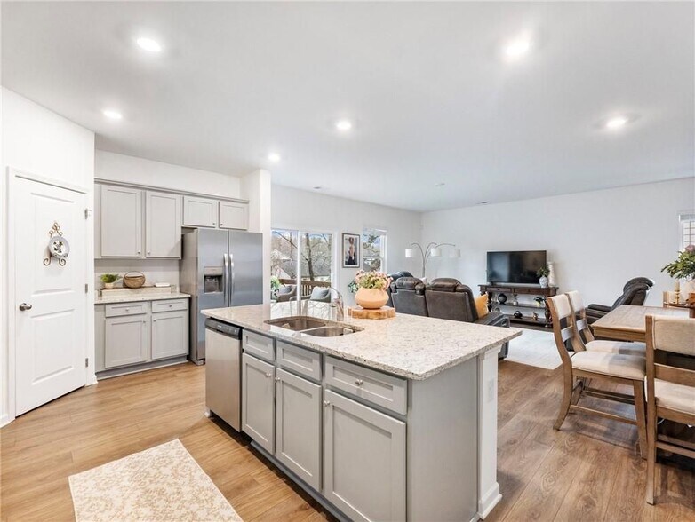 Building Photo - 680 Groover St