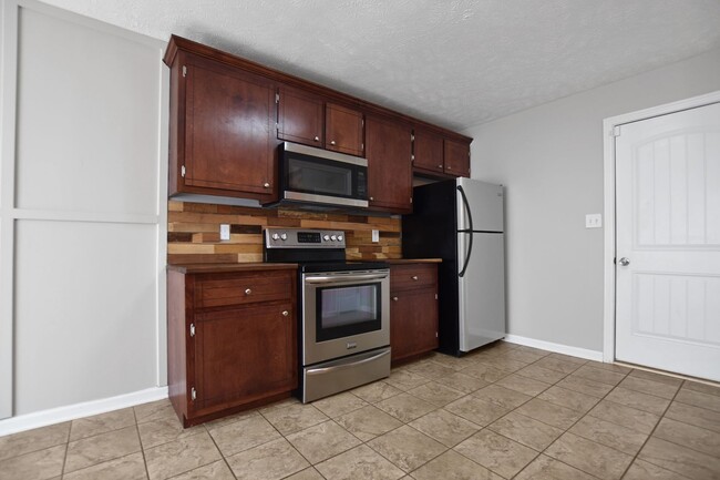 Building Photo - Pet Friendly Three Bedroom!