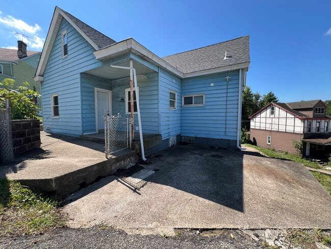 Building Photo - Now showing 3BR 2 full Bath house with lar...