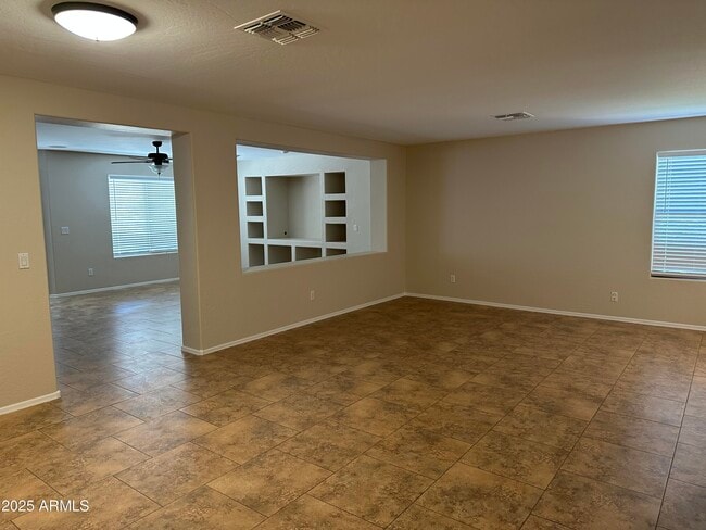 Building Photo - 2011 W Sunshine Butte Dr