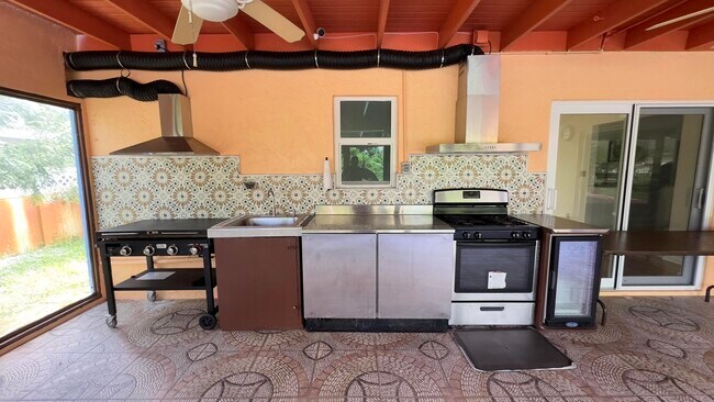 Building Photo - 12157 Sycamore Ln