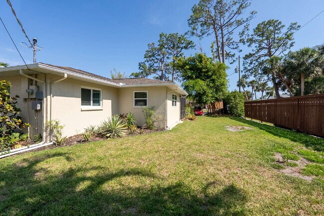 Building Photo - Luxury Seasonal Furnished Rental "Charming...