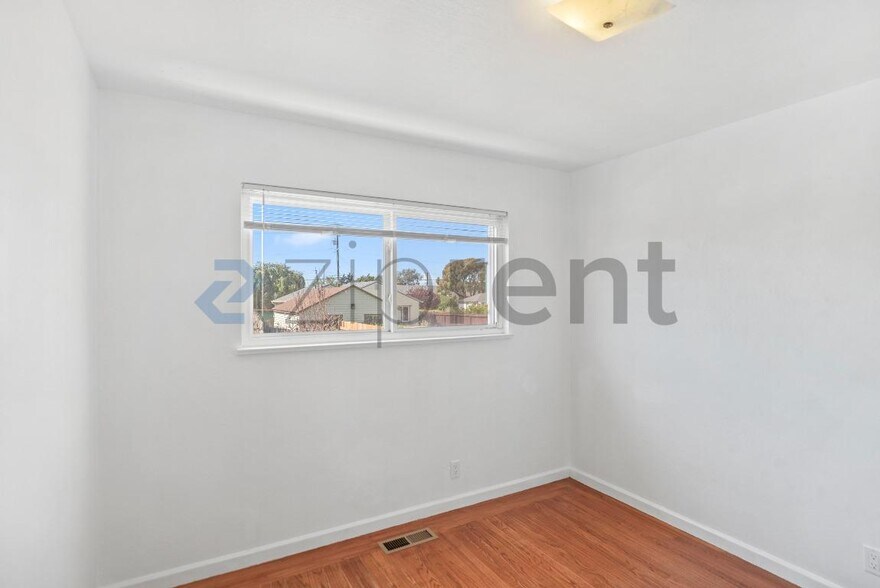 Building Photo - 1729 Elm St