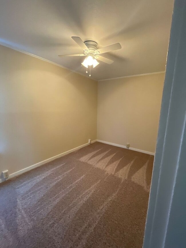 Building Photo - Spacious 3-Bed Home with Large Front & Backyard – Quiet Madera Living