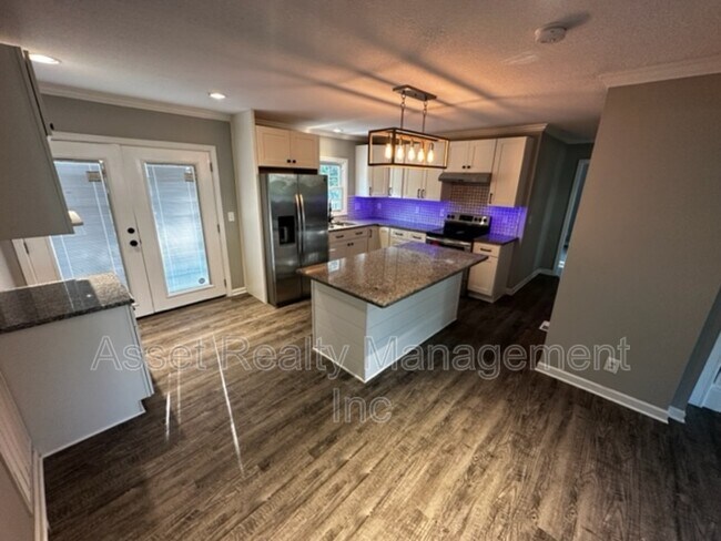 Building Photo - 2208 Sanderson Rd