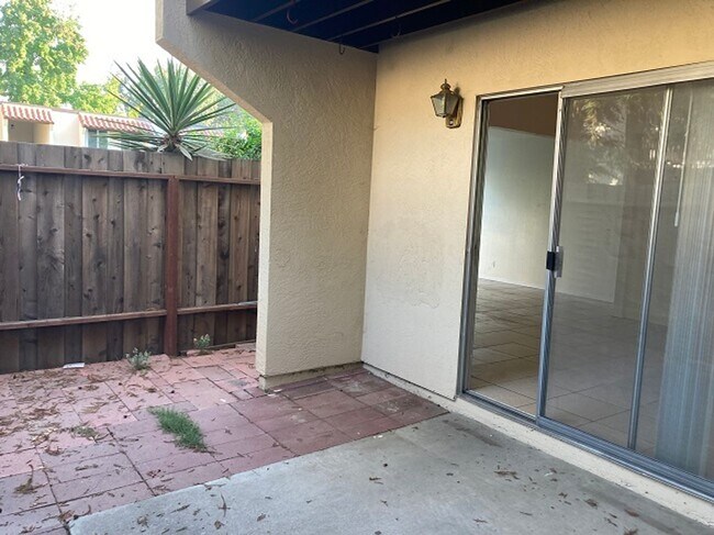 Building Photo - 975 Murrieta Blvd