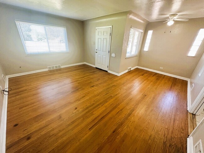 Building Photo - 3 Bed 1 Bath Ranch in North Park Hill! (Av...