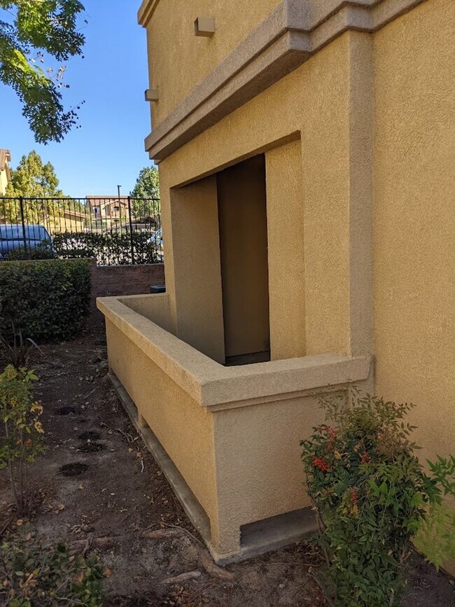 Building Photo - Beautiful 2 Bed/2Bath Lower Unit Condo with 1 Car Garage
