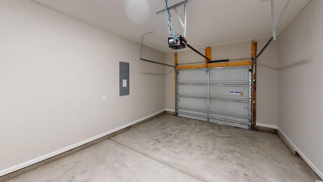 Building Photo - 86 Racquet Club Dr