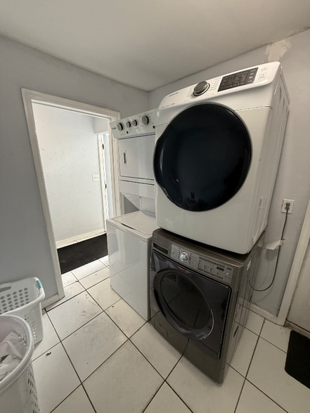 Building Photo - 548 NW 2nd Way