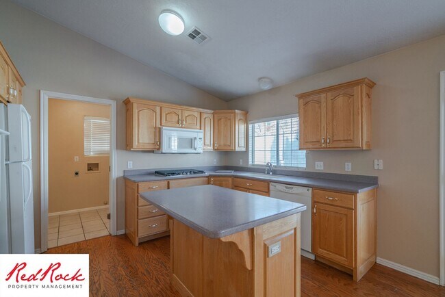 Building Photo - Pet Friendly - 4 Bed 2 Bath for rent in St. George