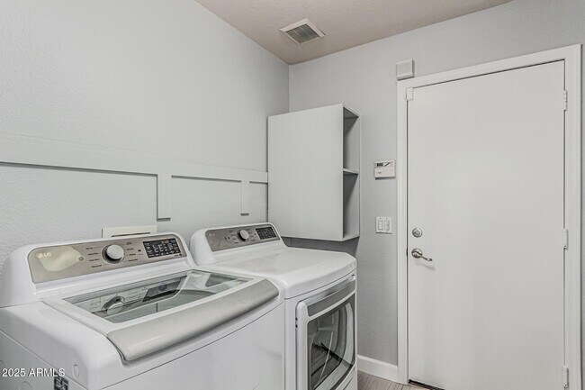 Building Photo - 6410 W Buckskin Trail