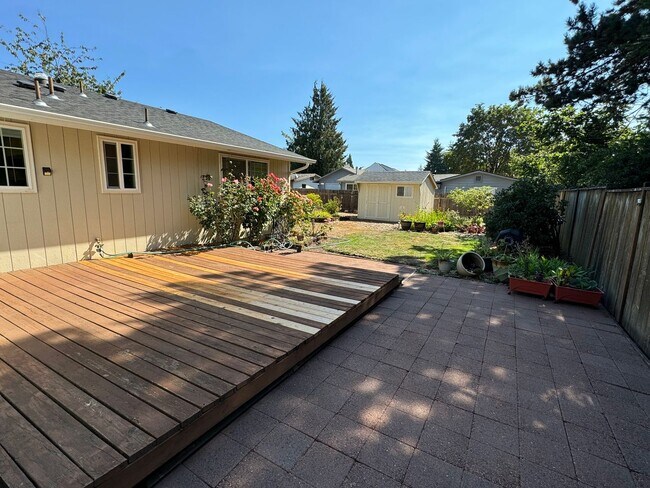 Building Photo - 3 Bedroom House off Harlow Rd.