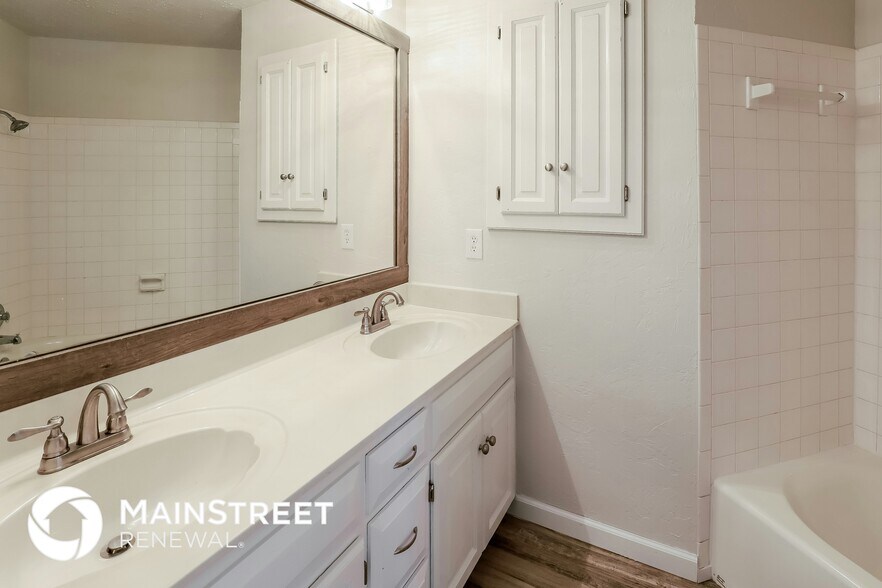 Building Photo - 820 NE Aaron Dr