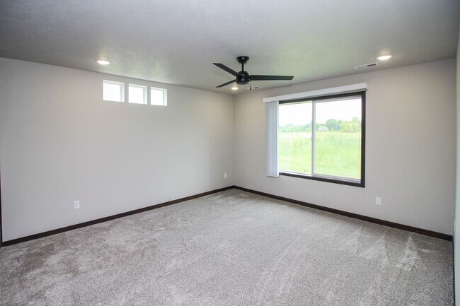 Building Photo - Newer 3 bed 2 bath in Tea  Special rate $1775 with a 13 month lease